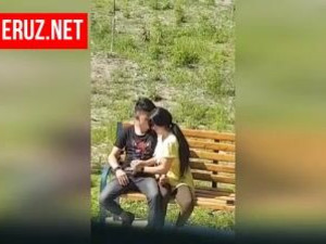 Узбек со своей телкой все же спалились за дрочкой на лавочке